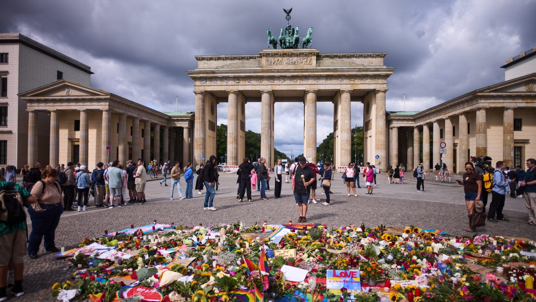 Cvijeće i zastave duginih boja postavljeni ispred Brandenburške kapije u znak sjećanja na žrtve napada automobilom tokom Parade ponosa u Berlinu (Njemačka). Foto: AP /Markus Schreiber