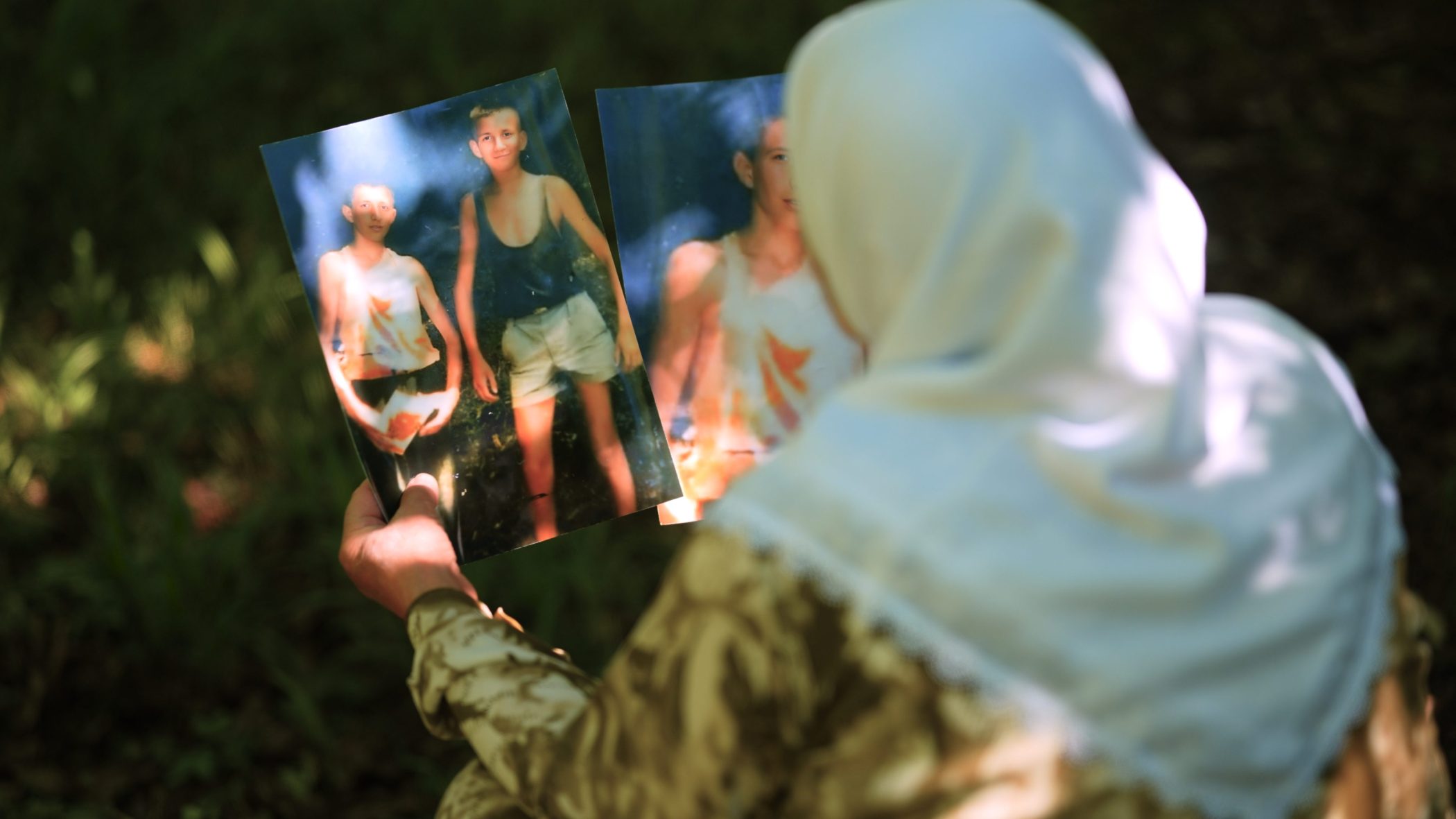 Fadila gleda fotografije na kojima su njen sin Fahrudin i njegov najbolji prijatelj Semir. Foto: Anes Asotić