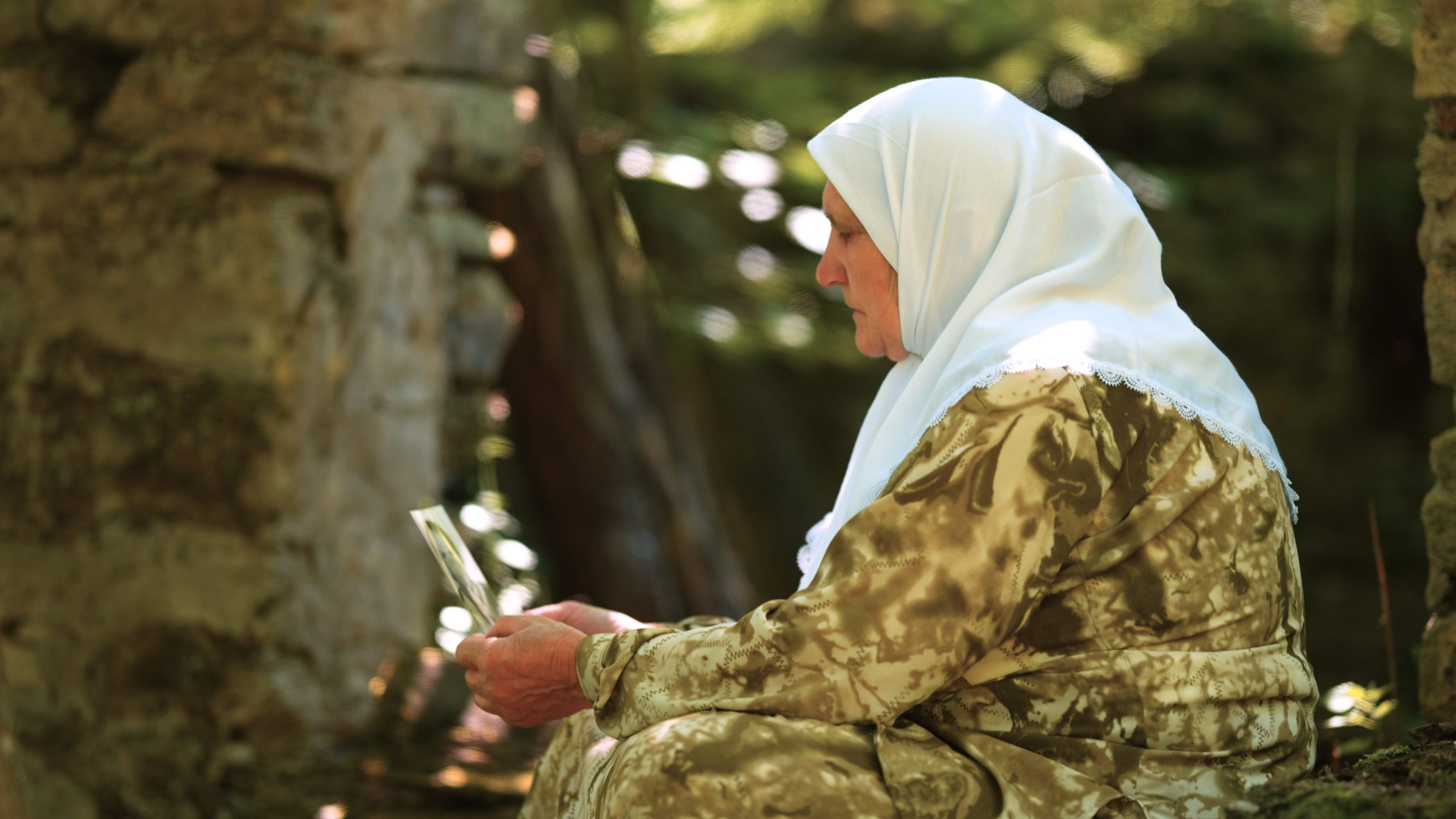 Fadila Ademović na pragu svoje nekadašnje kuće. Foto: Anes Asotić