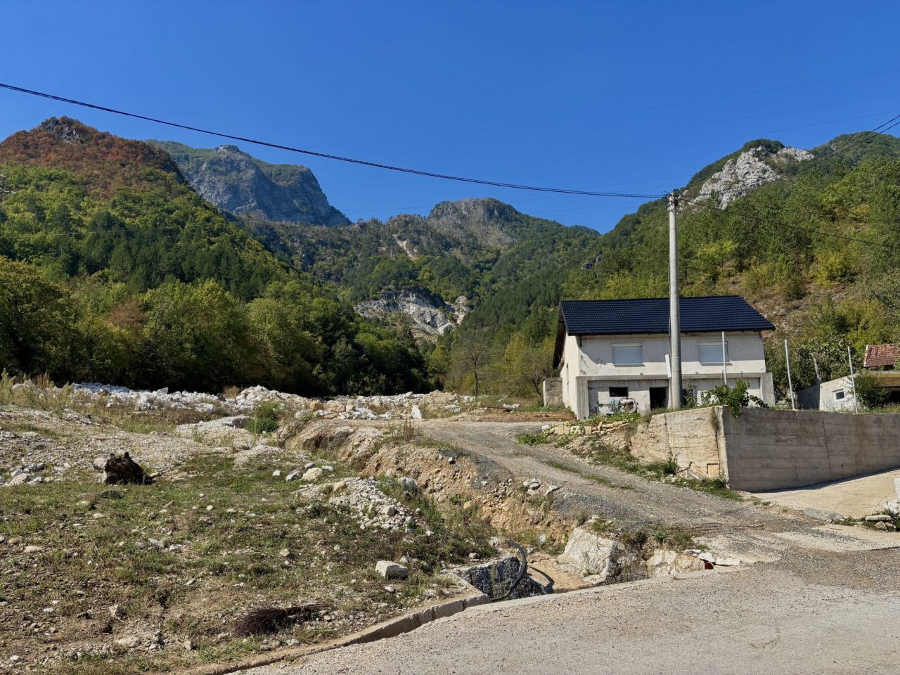 Kamenolom iznad prostora gdje su se nalazile kuće. Foto: Detektor.