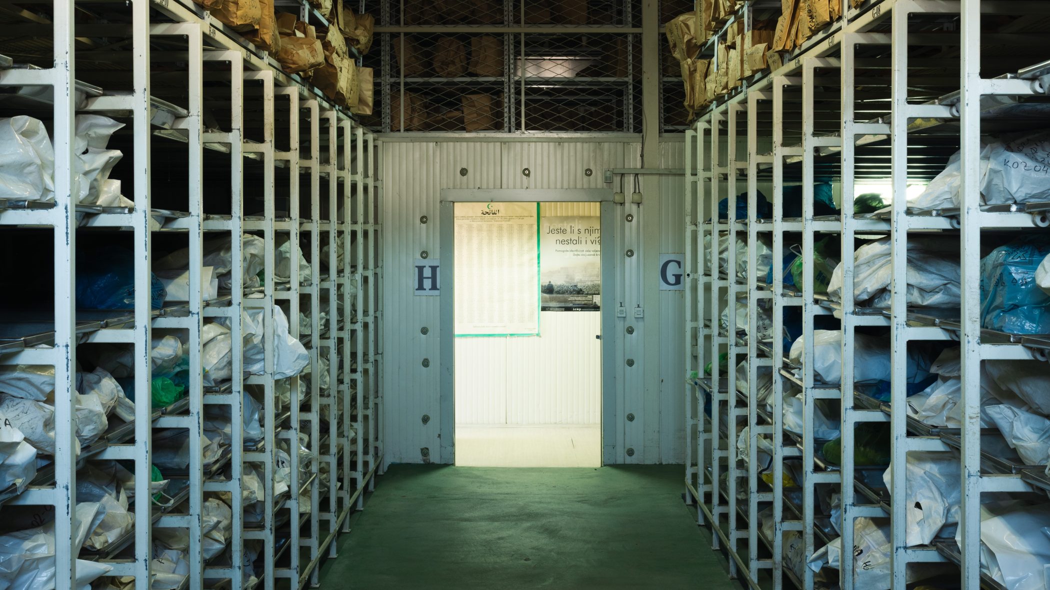 Vreće s posmrtnim ostacima žrtava genocida u Srebrenici, koje još nisu identifikovane, u Centru Projekta za identifikaciju Podrinja, Tuzla, Bosna i Hercegovina. Fotografija: Martino Lombezzi.